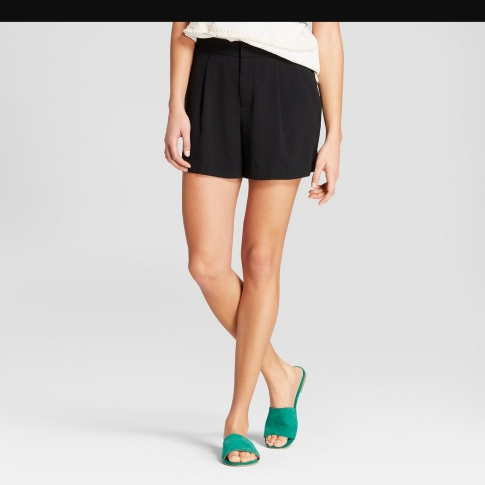 Black pleated shorts